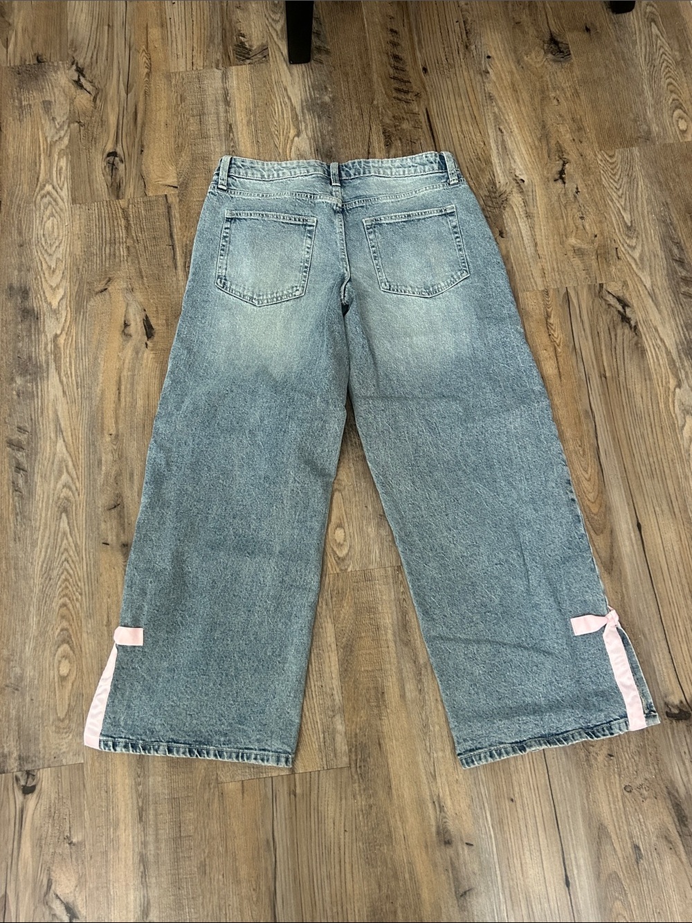 No Boundaries Light Wash Barrel Jeans with Pink Bow Accents - Picture 4 of 10